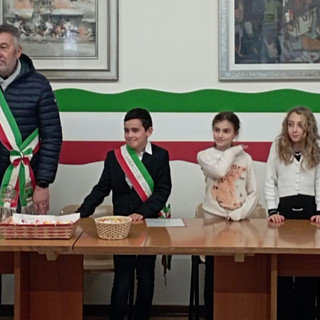 Eletto il nuovo sindaco dei ragazzi di Brenta: è Leonardo Negri di quinta elementare Eletto il nuovo sindaco dei ragazzi di Brenta: è Leonardo Negri di quinta elementare