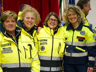 La serata di Besozzo dedicata alla gentilezza e alle forze dell'ordine nelle foto di Angela Garro