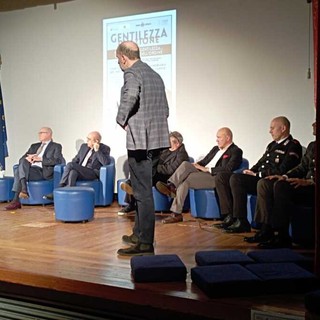 La serata di Besozzo dedicata alla gentilezza e alle forze dell'ordine nelle foto di Angela Garro