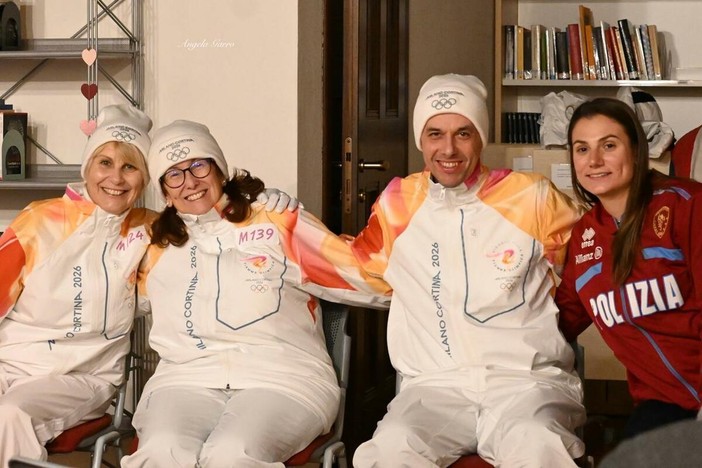 La serata di Besozzo con i tedofori varesini delle Olimpiadi di Milano-Cortina (foto Angela Garro)