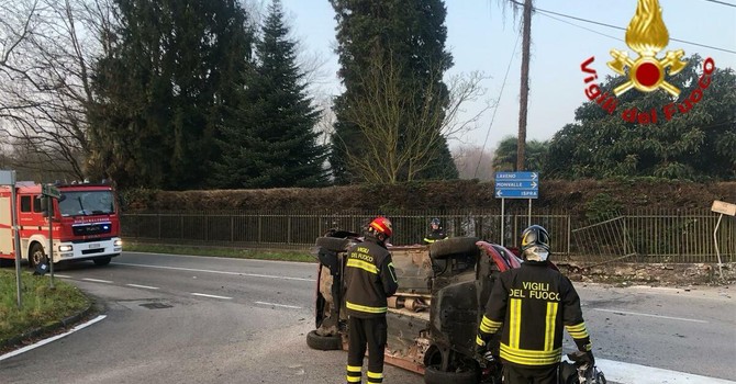 Le immagini dell'incidente di domenica mattina a Brebbia sulla Sp69 all'incrocio con via Pasubio Le immagini dell'incidente di domenica mattina a Brebbia sulla Sp69 all'incrocio con via Pasubio