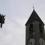 La salita dell'asino di cartapesta al campanile della chiesa di Cardana a Besozzo La salita dell'asino di cartapesta al campanile della chiesa di Cardana a Besozzo
