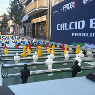 Il calcio balilla da sette metri in piazza a Besozzo durante la Notte Bionda