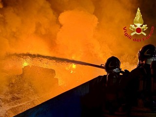 Le immagini dell'incendio di Bollate