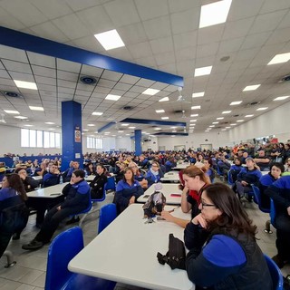 L'assemblea dei lavoratori della Beko di Cassinetta in corso alla mensa Gemini