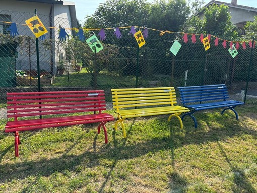 Le tre panchine colorate donate alla scuola primaria di Bardello dal comitato genitori Le tre panchine colorate donate alla scuola primaria di Bardello dal comitato genitori