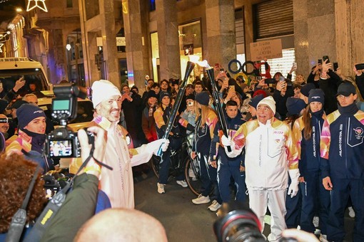 L'eroe dell'hockey varesino Jim Corsi insieme ad Andrea Meneghin con la fiaccola olimpica in città
