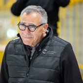 Jim Corsi, 72 anni, commosso durante la serata indimenticabile dell'omaggio di Varese al portiere e all'eroe degli scudetti dell'hockey (foto Alessandro Umberto Galbiati)