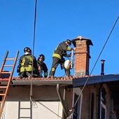 Un intervento dei vigili del fuoco per un incendio di una canna fumaria Un intervento dei vigili del fuoco per un incendio di una canna fumaria
