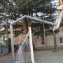 Il canestro del campo di basket di Comerio danneggiato dai vandali (foto dalla pagina Facebook del Comune)