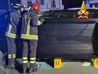 Le immagini dell'auto ribaltata a Cardano Al Campo venerdì sera Le immagini dell'auto ribaltata a Cardano Al Campo venerdì sera