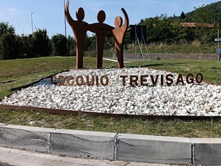 Nuova rotatoria con scultura a Cocquio Trevisago Nuova rotatoria con scultura a Cocquio Trevisago