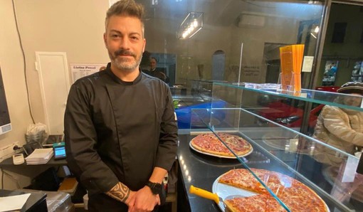 Cristiano Lo Presti dietro il banco di Jolly Pizza, riaperto oggi in via Dandolo: bentornato
