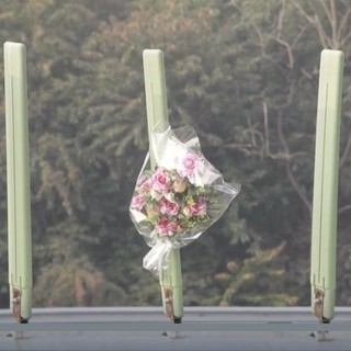 Un mazzo di fiori sul luogo dell'incidente stradale di Cassano Magnago dove ha perso la vita Pierina Buffon