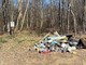 La montagna di rifiuti abbandonata vicino al cartello di divieto (foto dalla pagina Facebook del sindaco)