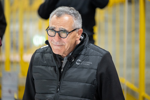 Jim Corsi, 72 anni, commosso durante la serata indimenticabile dell'omaggio di Varese al portiere e all'eroe degli scudetti dell'hockey (foto Alessandro Umberto Galbiati) Jim Corsi, 72 anni, commosso durante la serata indimenticabile dell'omaggio di Varese al portiere e all'eroe degli scudetti dell'hockey (foto Alessandro Umberto Galbiati)
