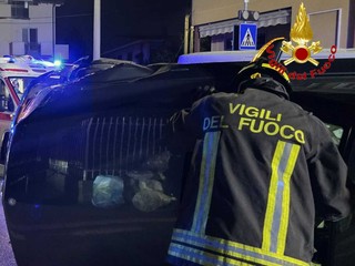 Le immagini dell'auto ribaltata a Cardano Al Campo venerdì sera Le immagini dell'auto ribaltata a Cardano Al Campo venerdì sera