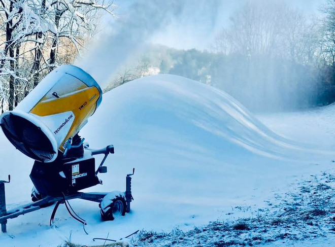 Cannoni "sparaneve" in azione sulla pista di Cunardo (foto dalla pagina Facebook dello Sci Club)