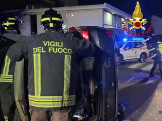 Le immagini dell'auto ribaltata a Cardano Al Campo venerdì sera Le immagini dell'auto ribaltata a Cardano Al Campo venerdì sera