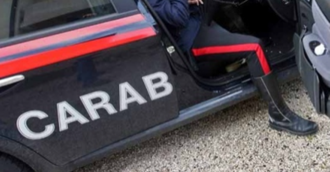 Finge di avere l'auto in panne e il mal di denti per sfuggire al controllo dei carabinieri: trovato con la droga e arrestato