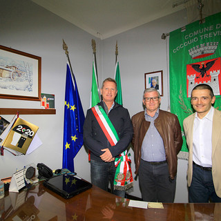 Da sinistra Danilo Centrella, sindaco di Cocquio Trevisago, Mario Minervino e l'assessore allo Sport Davide Passeri (foto Ossola)