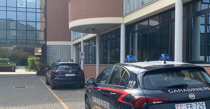 I carabinieri nel pomeriggio di oggi fuori dalla casa di cura Le Terrazze a Cunardo I carabinieri nel pomeriggio di oggi fuori dalla casa di cura Le Terrazze a Cunardo