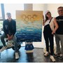 VIDEO E FOTO. Un mare increspato con i cinque cerchi olimpici: ecco il dipinto di Manuela Carnini con le pinne di Martinenghi