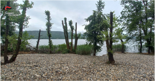 La spiaggia abusiva sul lago di Comabbio La spiaggia abusiva sul lago di Comabbio