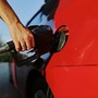 La lotta al caro carburanti passa anche dalla riduzione dei consumi. I consigli dell'esperto: «Guida senza "strappi" e meno aria condizionata»