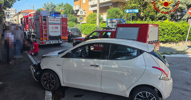 Le immagini dell'incidente all'incrocio a Cassano Magnago Le immagini dell'incidente all'incrocio a Cassano Magnago