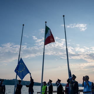 La notte scende sulla Schiranna e sulle bandiere che sventolano per gli Europei di canottaggio: è il buio per la morte di Marian Jasik
