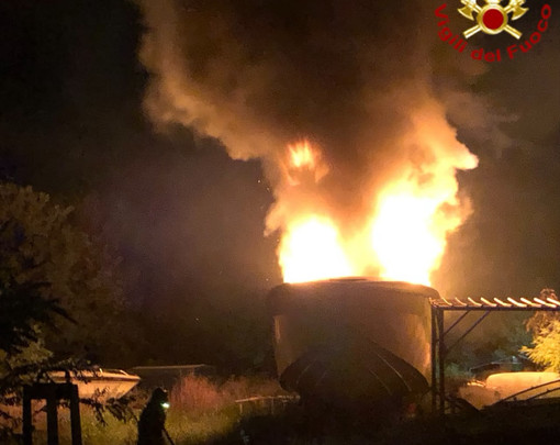 Incendio dell'imbarcazione a Caronno Pertusella Incendio dell'imbarcazione a Caronno Pertusella