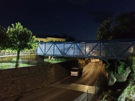 Il nuovo ponte pedonale sulla 394 a Comerio (foto dalla pagina Facebook del Comune)