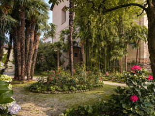 Giardino in primavera a Casa Macchi qui e nell'immagine seguente (Foto Filippo Poli) Giardino in primavera a Casa Macchi qui e nell'immagine seguente (Foto Filippo Poli)