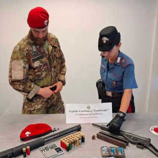 Armi e denaro sequestrati dai carabinieri e dai militari nei boschi di Vergiate