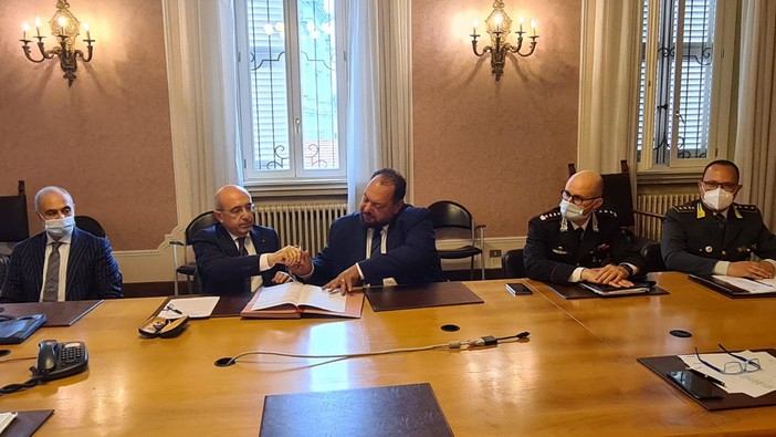 La firma del protocollo del Prefetto di Varese Salvatore Pasquariello e il sindaco di Casciago Mirko Reto