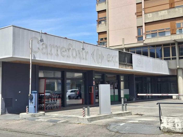 Chiuso per cessata attività: il Carrefour Express di viale Duca D’Aosta a Busto ha alzato bandiera bianca