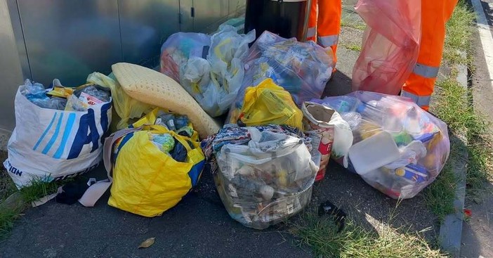 I rifiuti abbandonati a Castronno (foto pubblicata dal sindaco su Facebook) I rifiuti abbandonati a Castronno (foto pubblicata dal sindaco su Facebook)