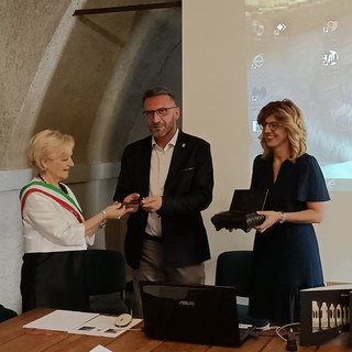 La consegna della chiave del Chiostro da parte di Alberto Barcaro, Vice Presidente della Provincia di Varese, al Sindaco di Gavirate, Silvana Alberio.