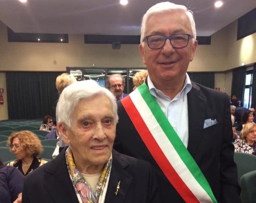 Elide Vigè con il sindaco Frigeri nella foto tratta dalla pagina Facebook di Insieme per Castiglione