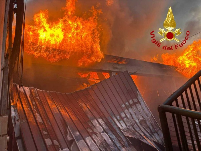 Le immagini dell'incendio in un capannone di Castronno Le immagini dell'incendio in un capannone di Castronno