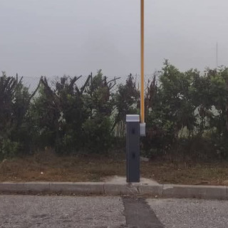 La nuova sbarra all'ingresso del Centro Raccolta Rifiuti di Cocquio Trevisago