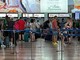 Caos aereo, notte di tensione a Malpensa: passeggeri esasperati ai desk, ma la situazione migliora