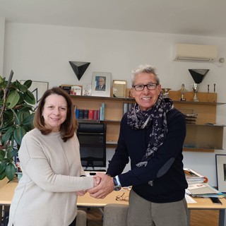 La dottoressa Magri con il sindaco Deplano (foto pubblicata sui social dal sindaco di Comabbio)