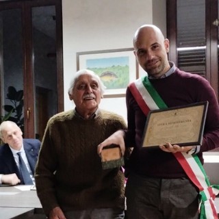 Luigi Giorgetti detto Negus premiato dal sindaco Bossi