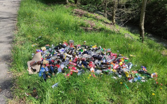 I rifiuti abbandonati a Cittiglio (foto dalla pagina Facebook Polis)