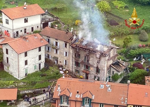 VIDEO E FOTO. In fiamme un edificio di quattro piani nel Comasco, in volo anche l'elicottero decollato da Malpensa
