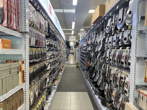 Foto d'archivio di uno scaffale di un negozio Cz Store