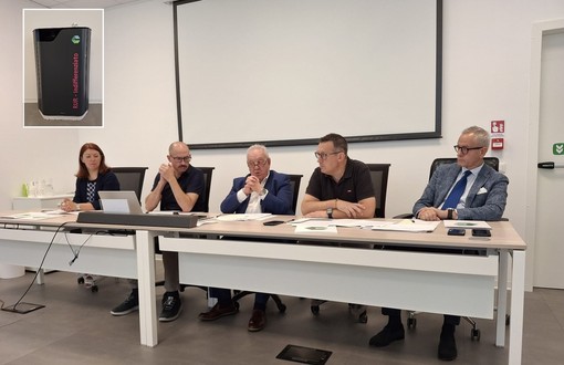 Conferenza stampa nella sede Coinger, nel riquadro uno dei nuovi cestini per rifiuti, dotati di sensori