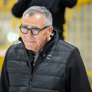 Jim Corsi, 72 anni, commosso durante la serata indimenticabile dell'omaggio di Varese al portiere e all'eroe degli scudetti dell'hockey (foto Alessandro Umberto Galbiati)